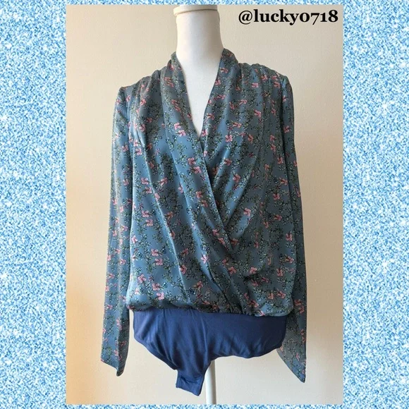 Superdown NWOT Heidi Drape Wrap Blue Floral Long Sleeve Surplice Bodysuit Sz S - Picture 2 of 6